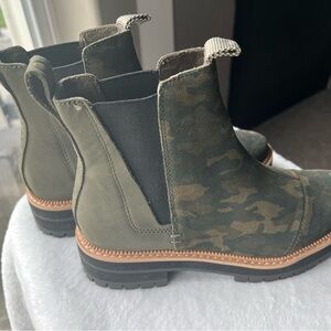 Tom’s boots - women’s size 6